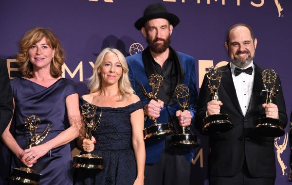 remise-recompenses-cinema De droite à gauche : Craig Mazin, Johan Renck et les producteurs de "Chernobyl" aux 71ème Emmy Awards en septembre 2019