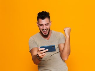 Jeux et confinement lie au coronavirus, les joueurs sur smartphones