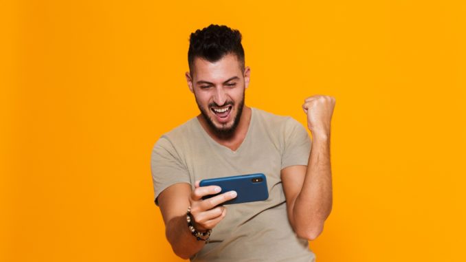 jeux Jeux et confinement lie au coronavirus, les joueurs sur smartphones