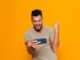 Jeux et confinement lie au coronavirus, les joueurs sur smartphones