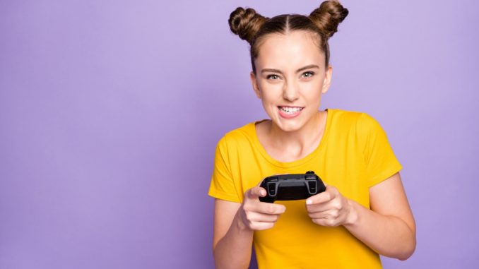 You will lose. Photo of pretty lady holding joystick addicted to video games trying hard wear yellow t-shirt isolated pastel purple background Jeux video en confinement, le gaming comme distraction chez les Francais