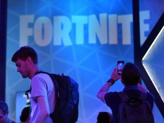 Deux joueurs à un événement autour de Fortnite