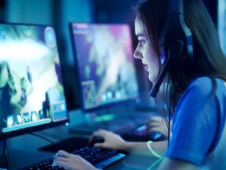 Une fille jouant à un jeu vidéo