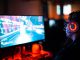 Une personne jouant à un jeu vidéo sur PC
