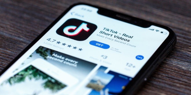 Mini-jeux-vidéo-TikTok smartphone avec l’application TikTok