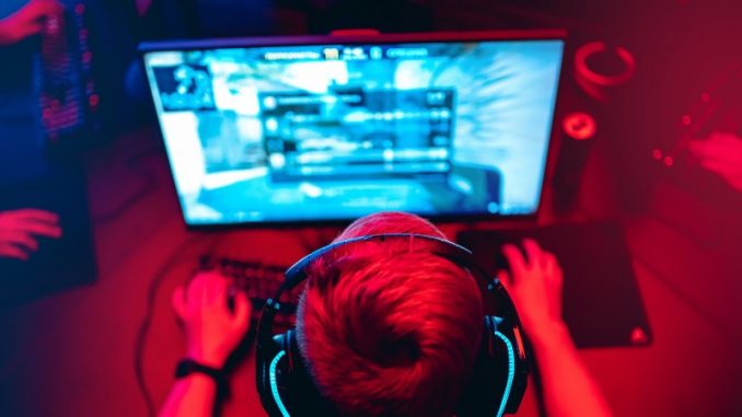 Sante-mentale-joueurs-de jeux-video Jeune homme jouant aux jeux video sur son pc
