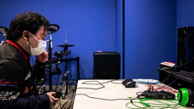e-sport-japonais-et-handicap Homme en situation de handicap en train de jouer aux jeux vidéo