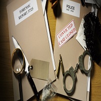 Dossiers d’enquêteur avec loupe
