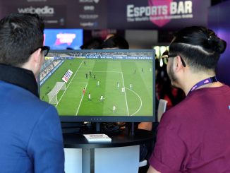 Deux gamers jouant à Fifa