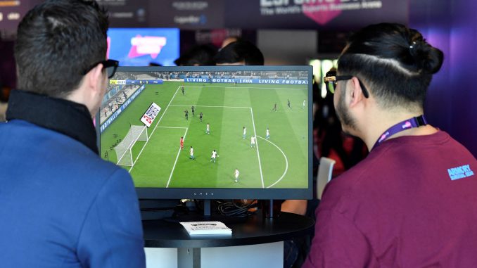 Ea-sports-fc-jeu-fifa-football Deux gamers jouant à Fifa
