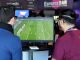 Deux gamers jouant à Fifa