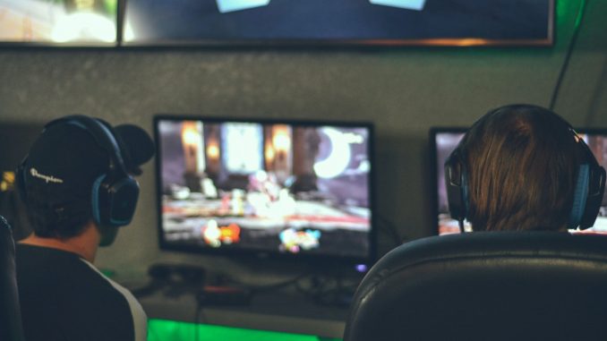 festival-de-cannes-gaming Des gamers qui sont en plein tournoi de jeux vidéos.