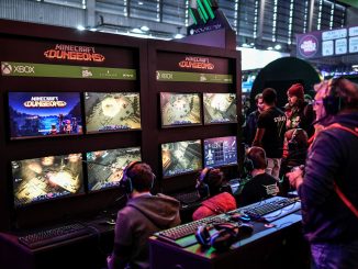 Un moniteur multiécrans sur lequel des compétiteurs e-sport disputent des parties de Minecraft Dungeons.