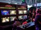 Un moniteur multiécrans sur lequel des compétiteurs e-sport disputent des parties de Minecraft Dungeons.