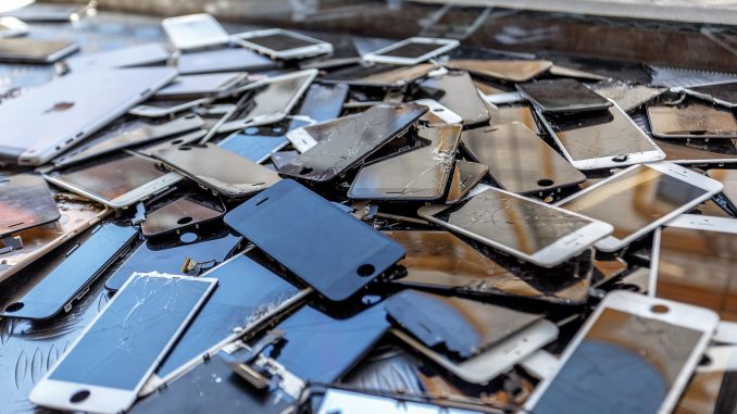produits-reconditionnes-consommateurs-francais Un tas d’écrans de smartphones et de tablettes à recycler et à reconditionner.