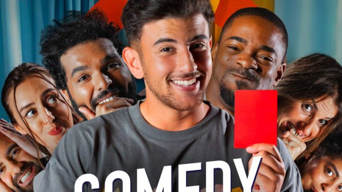 L’affiche du jeu « comedy club » sur TikTok avec l’arbitre au carton rouge entouré des six candidats humoristes.