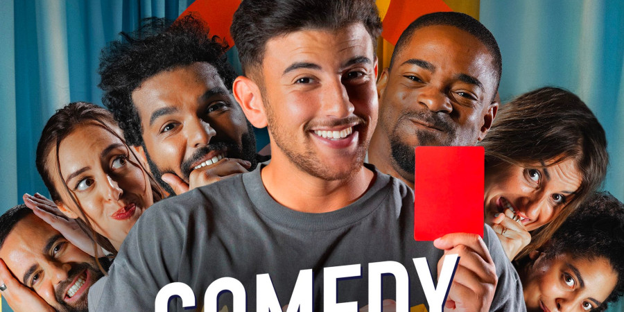 L’affiche du jeu « comedy club » sur TikTok avec l’arbitre au carton rouge entouré des six candidats humoristes.