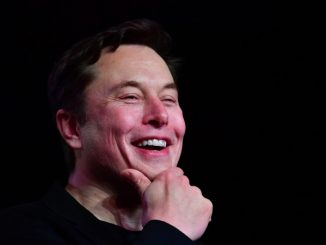 Elon Musk, patron de Neuralink et d’autres start-ups, affichant un visage enjoué et enthousiaste.