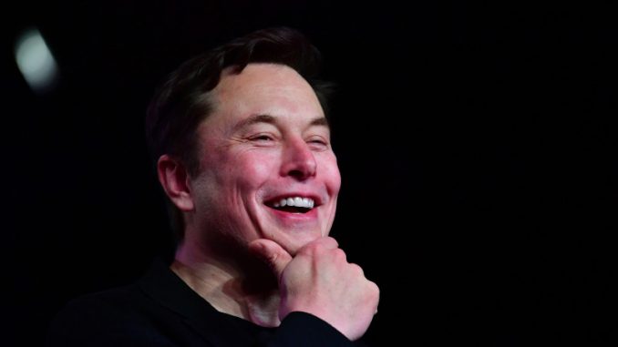 neuralink-implant-appareil-connecte-cerveau-humain Elon Musk, patron de Neuralink et d’autres start-ups, affichant un visage enjoué et enthousiaste.