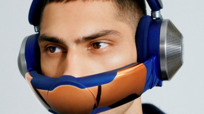 dyson-zone-casque-audio-masque-sanitaire Un jeune homme portant le casque audio Dyson Zone.