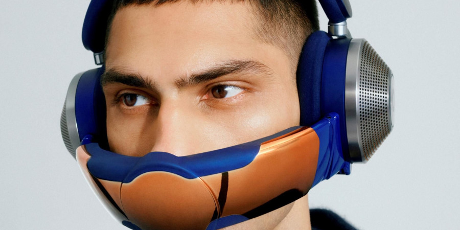 Un jeune homme portant le casque audio Dyson Zone.