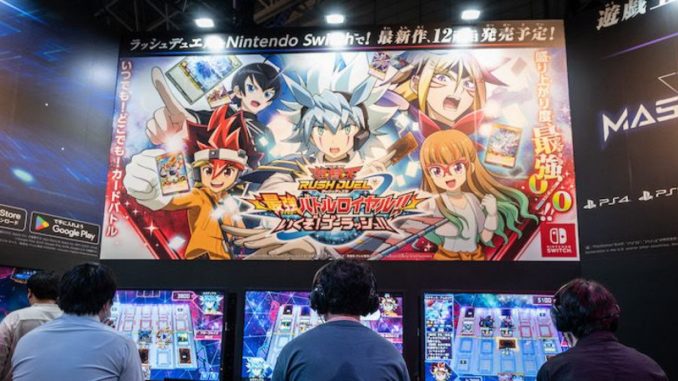enfants-accros-aux-jeux-videos-japon De jeunes enfants accros aux jeux vidéo postés devant plusieurs écrans à l’occasion d’un tournoi Master duel de Yu-Gi-Oh.