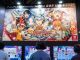 De jeunes enfants accros aux jeux vidéo postés devant plusieurs écrans à l’occasion d’un tournoi Master duel de Yu-Gi-Oh.