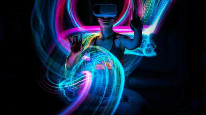 vetements-numeriques-gaming-metavers Une femme portant des lunettes VR, plongée en plein cœur du métavers