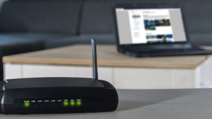 gestion-box-internet-sur-navigateur-internet Un ordinateur portable connecté à internet assurant la gestion de box internet
