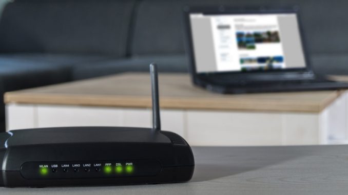 Un ordinateur portable connecté à internet assurant la gestion de box internet