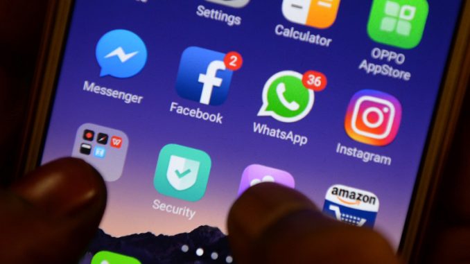 applications-les-plus-telechargees-2022-jeux-mobiles-en-ligne Un smartphone affichant quelques-unes des applications les plus téléchargées au monde.