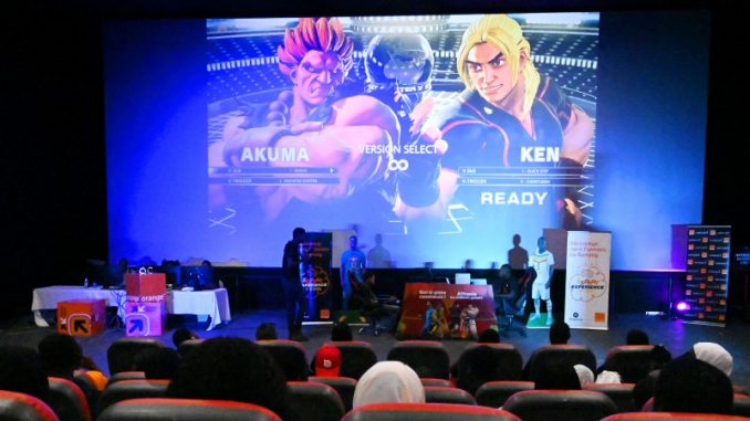 esport-jeunes-senegalais-tournoi-jeux-video Un tournoi esport d’un célèbre jeu de combat dans une salle pleine en Afrique.