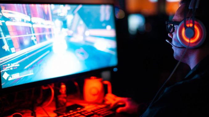 moyens-gagner-de-l-argent-sur-twitch-streameurs Un streameur de jeux vidéo en train de partager des contenus gaming pour gagner de l’argent sur Twitch