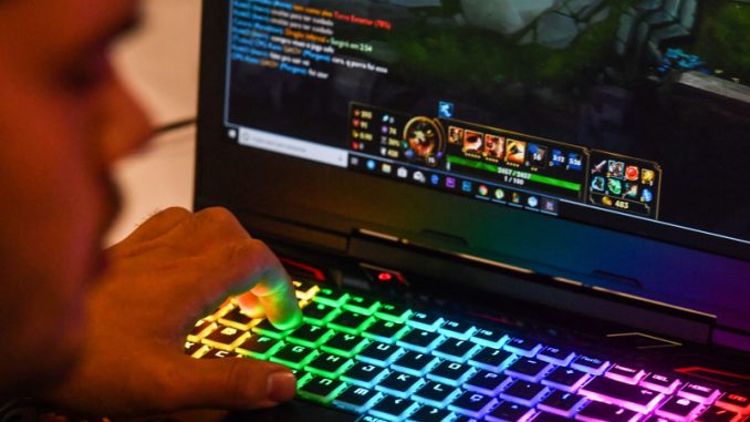 autorisation-piratage-biens-culturels-dematerialises-bielorussie Un Biélorusse devant son PC en train de jouer à un jeu vidéo de type RPG (un des types de biens culturels dématérialisés pris en compte par la nouvelle loi au Belarus)