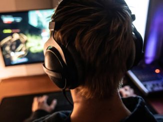 Un jeune complètement absorbé par son écran et pouvant présenter des signes d’addiction aux jeux vidéo