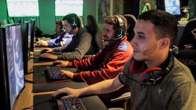 fans-de-jeux-video-lybie-salles-modernes Une de ces salles modernes en Lybie où des fans de jeux vidéo se retrouvent régulièrement