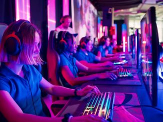 Une rangée de joueuses participant à une compétition esport féminin.