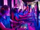 Une rangée de joueuses participant à une compétition esport féminin.