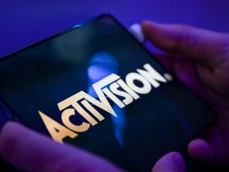 Un smartphone avec le logo Activision, un concepteur de jeux avec qui Microsoft a voulu fusionner pour enrichir son service de « cloud gaming ».