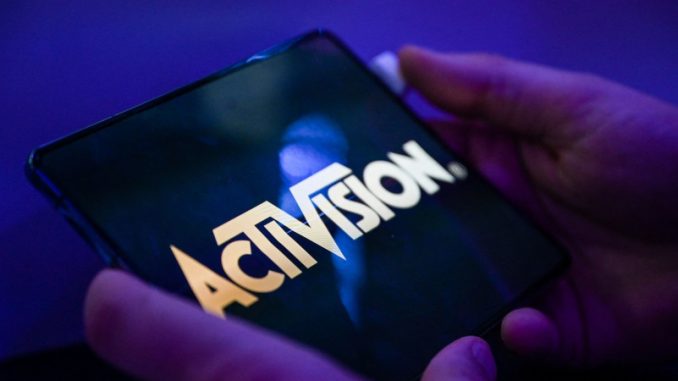 cloud-gaming-fusion-microsoft-activision-blocage-cma Un smartphone avec le logo Activision, un concepteur de jeux avec qui Microsoft a voulu fusionner pour enrichir son service de « cloud gaming ».