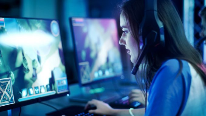 joueuses-de-jeux-de-combat-victimes-sexisme-france Une parmi ces joueuses de jeux de combat dans une salle de jeux et en train de disputer une partie en ligne.