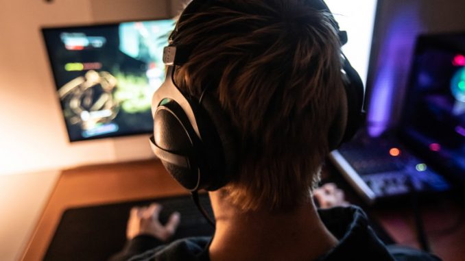 stereotypes-sexistes-gamers Un jeune garçon jouant à un jeu vidéo, un parmi ces gamers adhérant aux stéréotypes sexistes.