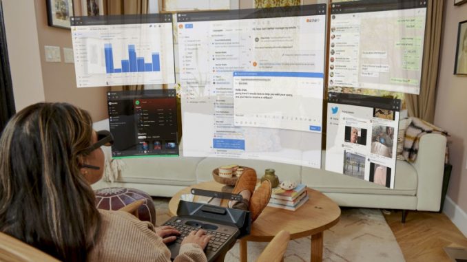 spacetop-pc-realite-augmentee-ecran-virtuel Une femme dans son salon en train d’utiliser Spacetop.