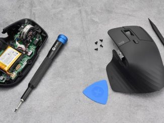 Une souris Logitech avec le capot ouvert et des matériels de réparation iFixit.