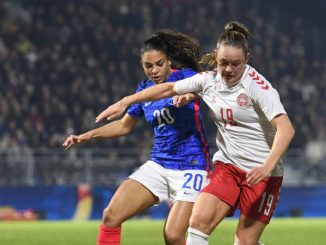 Deux footballeuses en train de se disputer le ballon durant la Coupe du monde de football 2023