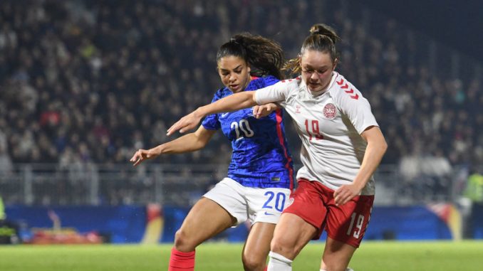 coupe-du-monde-de-foot-ball-2023-fifa-equipe-feminine Deux footballeuses en train de se disputer le ballon durant la Coupe du monde de football 2023