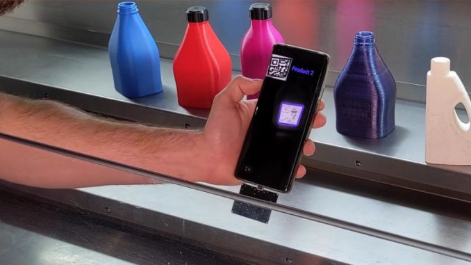 qr-code-invisible-brightmarkers-suivi-objets-ceration-jeux-video-vr Un smartphone utilisant le système QR Code invisible.