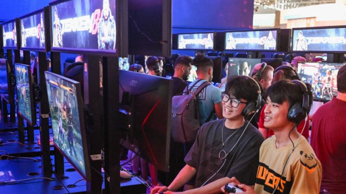 industrie-jeu-vdieo-intelligence-artificielle-creation-immersion Des gamers en plein test du Tekken 8, un jeu de haute résolution qui sortira sur le marché de l’industrie du jeu vidéo en 2024.