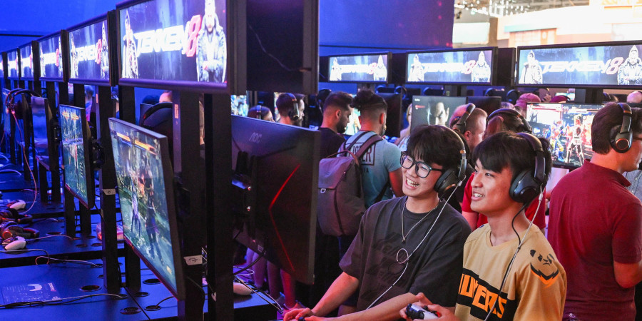 Des gamers en plein test du Tekken 8, un jeu de haute résolution qui sortira sur le marché de l’industrie du jeu vidéo en 2024.