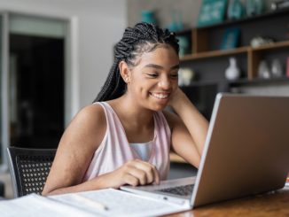 Une jeune fille en train de profiter d’un accès Internet illimité sur son ordinateur portable.